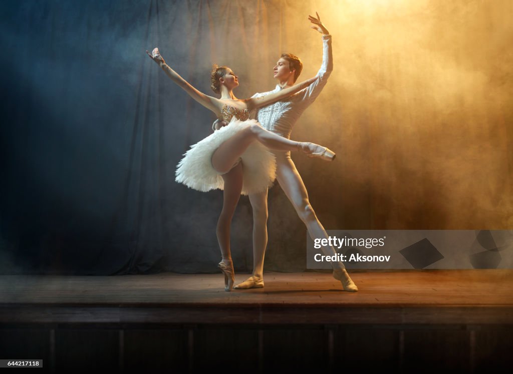Ballett-Tänzer auf der Bühne im Theater durchführen