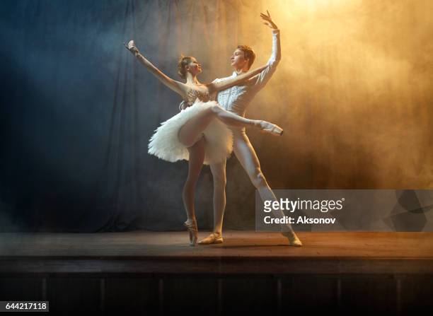 ballett-tänzer auf der bühne im theater durchführen - ballett stock-fotos und bilder