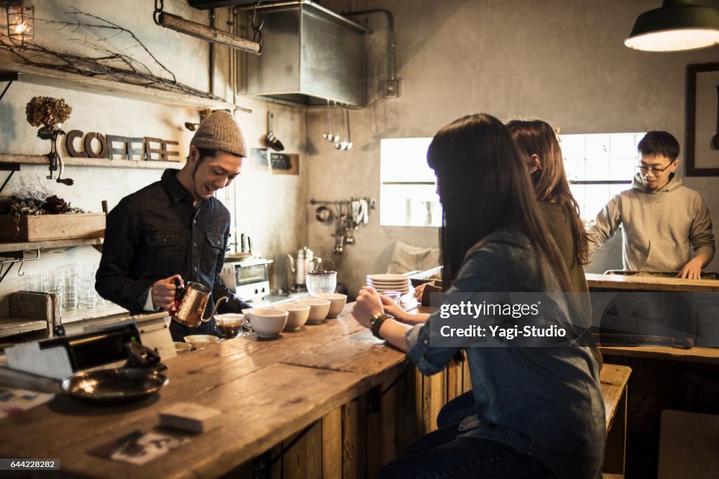 Barista masculino, fazendo um café na cafeteria