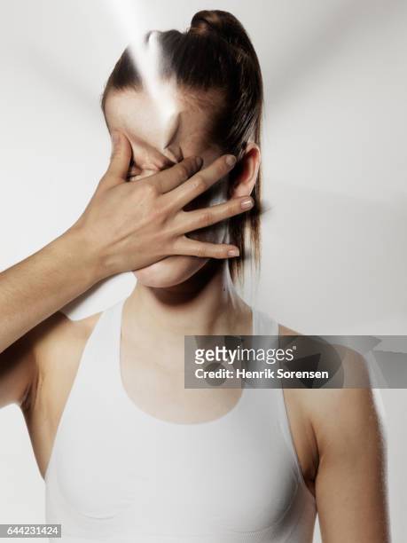 woman with headache - immagine distorta foto e immagini stock