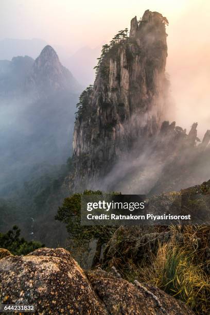 huangshan mountain - huangshan stock-fotos und bilder