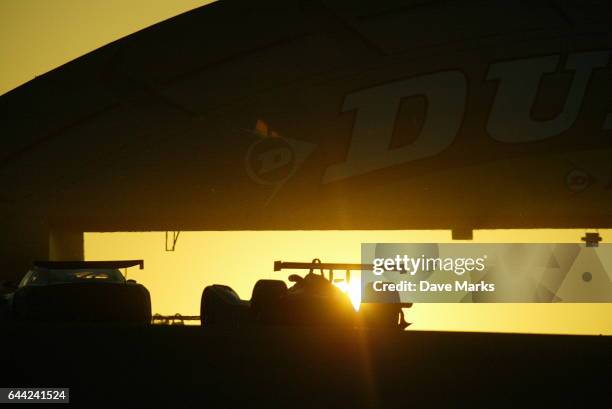 Les 24 heures du Mans au petit matin sous le pont Dunlop - 24 heures du Mans 2005 - - Circuit de la Sarthe - Endurance