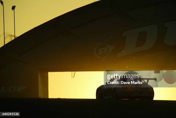Les 24 heures du Mans au petit matin sous le pont Dunlop - 24 heures du Mans 2005 - - Circuit de la Sarthe - Endurance