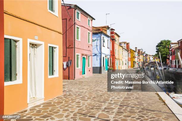 laguna (lagoon) di venezia, burano, the typical colourful houses - laguna di venezia 個照片及圖片檔