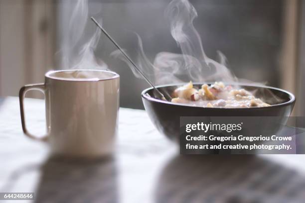 steaming porridge and tea - fiocchi di avena foto e immagini stock