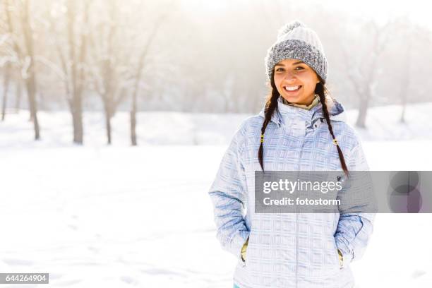 vrouw in besneeuwde veld - ski jack stockfoto's en -beelden