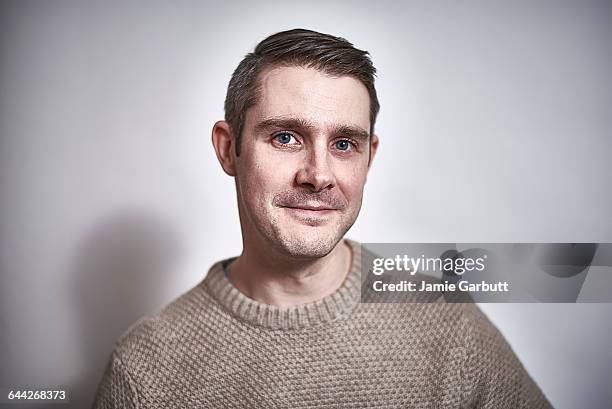 early 30's british male smiling - barba incolta foto e immagini stock