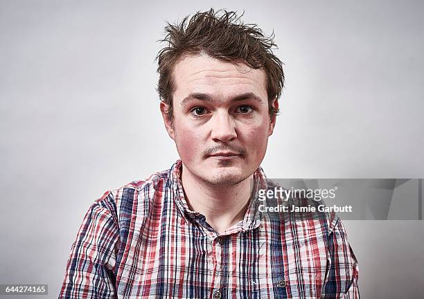 a mid 20's british male with a serious expression - blank expression imagens e fotografias de stock