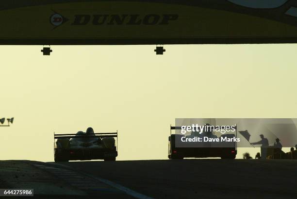 Illustration 24 heures du Mans au petit matin sous le pont Dunlop - 24 heures du Mans 2005 - - Circuit de la Sarthe - Endurance, Photo : Dave Marks /...