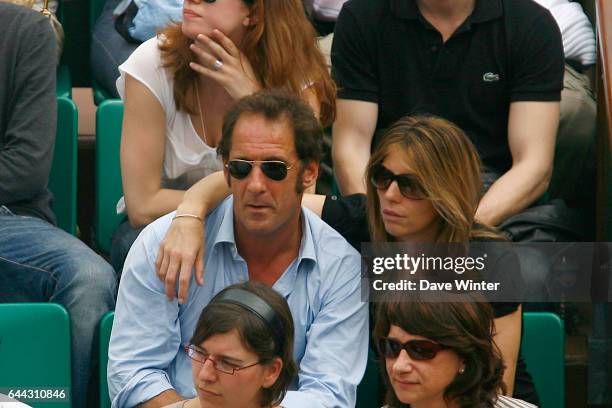 Vincent LINDON et sa femme - - 1/2 Finale Messieurs - Roland garros 2007 - Jour 13 - Photo : Dave Winter / Icon Sport