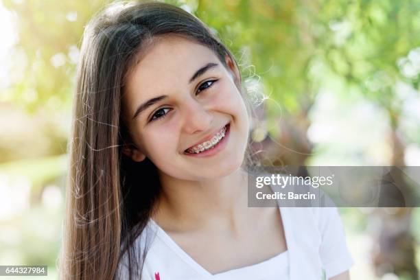 vrij tienermeisje dragen bretels lacht vrolijk - orthodontics stockfoto's en -beelden