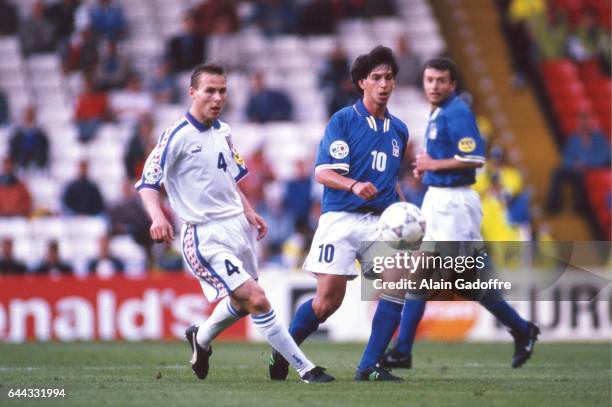 Pavel Nedved / Demetrio Albertini - - Republique Tcheque / Italie - Euro 1996, Photo : Alain Gadoffre / Icon Sport