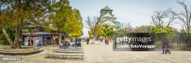 touristes japon marche dans le parc autour de panorama du château d’osaka - zone géographique historique photos et images de collection