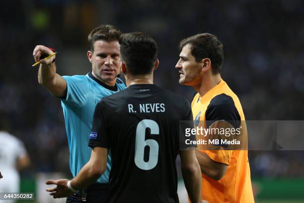 Fifa referee Felix Brych in discussion with Porto's goalkeeper Iker Casillas and Juventus' Ruben Neves during the Champions League match between FC...