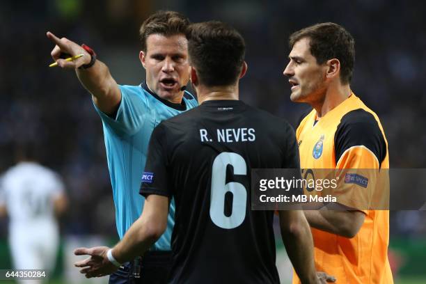Fifa referee Felix Brych in discussion with Porto's goalkeeper Iker Casillas and Juventus' Ruben Neves during the Champions League match between FC...