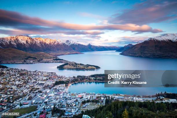 sunset over queenstown - queenstown 個照片及圖片檔