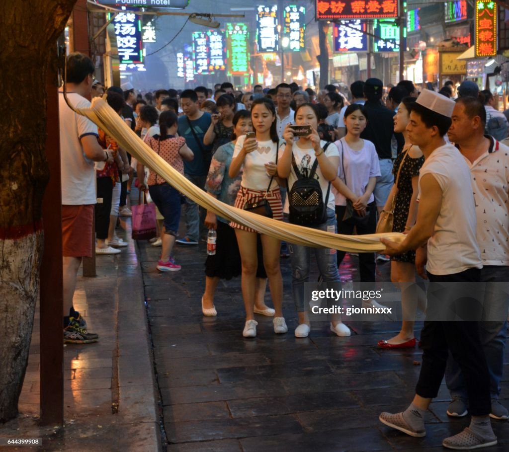Streckte Nudeln im muslimischen Viertel von Xi ' an, Shaanxi