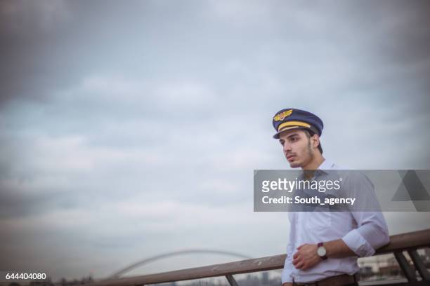 船長の帽子を持つ男 - asain model men ストックフォトと画像