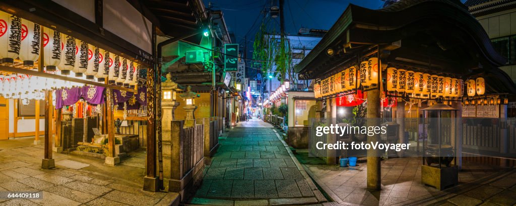 Japan ruhigen Gassen von Osaka beleuchtet bei Nacht panorama