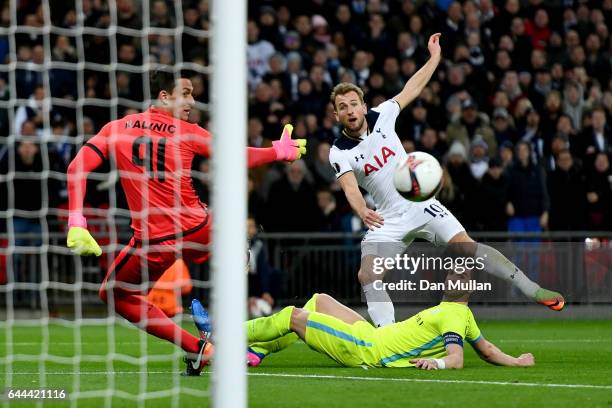 Harry Kane of Tottenham Hotspur shoots wide as Stefan Mitrovic and Lovre Kalinic of Gent move in during the UEFA Europa League Round of 32 second leg...