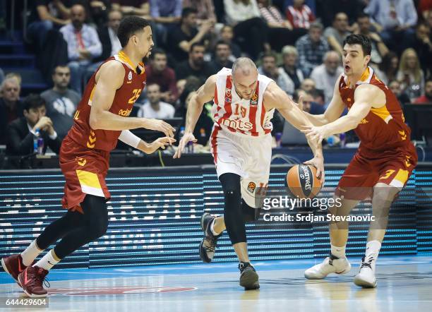 Marko Simonovic of Crvena Zvezda in action against Emir Preldzic and Austin Daye of Galatasaray during the 2016/2017 Turkish Airlines EuroLeague...