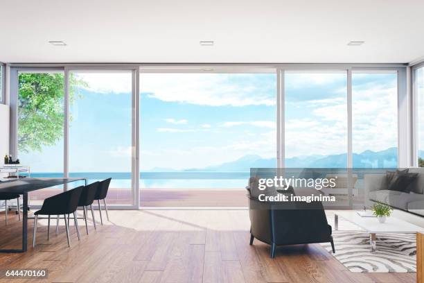 salle de séjour de luxe moderne avec piscine et vue sur l’océan - waterfront stock photos et images de collection