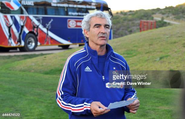 Raymond DOMENECH lit le communique de presse des joueurs - - Entrainement de l'equipe de France - Pezula Field of Dreams - Knysna - Afrique de Sud,...