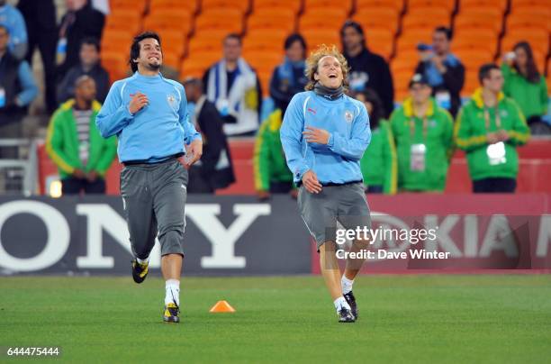 Mauricio VICTORINO / Diego FORLAN - - Entrainement Uruguay avant le 1/4 Finale contre le Ghana - Coupe du Monde 2010 - Soccer City - Johannesbourg,...