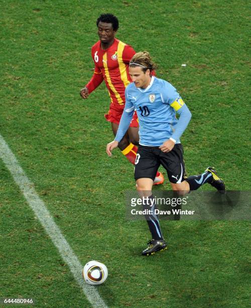 Diego FORLAN / Anthony ANNAN - - Uruguay / Ghana - 1/4 de Finale de la Coupe du Monde 2010 - Soccer City - Johannesburg - Afrique du Sud, Photo: Dave...