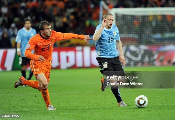Rafael VAN DER VAART / Diego PEREZ - - Uruguay / Pays Bas - Demi Finale - Coupe du monde 2010 - Green Point Stadium - Le Cap - Afrique du Sud, Photo:...