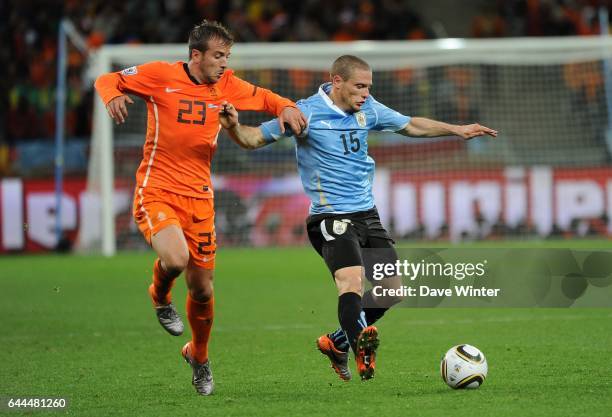 Rafael VAN DER VAART / Diego PEREZ - - Uruguay / Pays Bas - Demi Finale - Coupe du monde 2010 - Green Point Stadium - Le Cap - Afrique du Sud, Photo:...