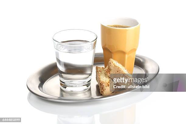 Espresso mit Wasserglas auf einem Tablett