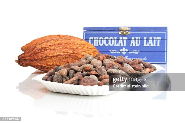 Holzkiste mit Kakaobohnen und Kakaofrucht