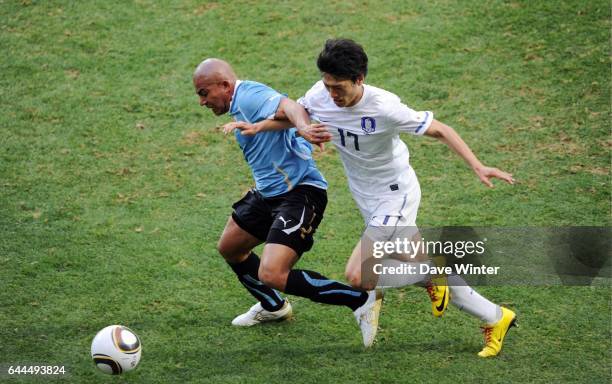 Egidio AREVALO / LEE Chung Yong - - Uruguay / Coree du Sud - 8eme finale Coupe du Monde 2010 - Nelson Mandela Bay - Port Elizabeth - Photo : Dave...