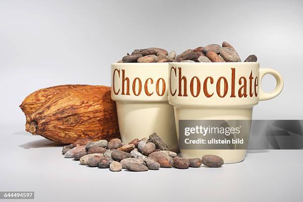 Tassen mit Kakaobohnen