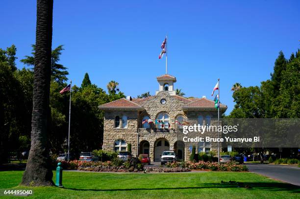 sonoma plaza with sonoma city hall - town hall government building fotografías e imágenes de stock