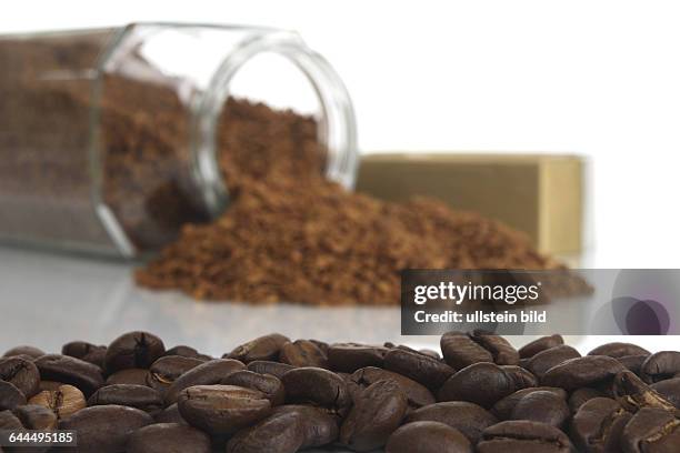 Kaffeebohnen und Instantkaffee