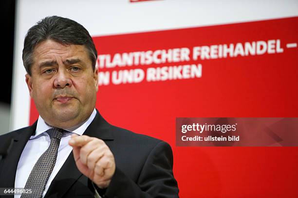 Berlin Sigmar Gabriel, MdB, SPD Vorsitzender und Bundesminister für Wirtschaft und Energie, bei der Konferenz in der SPD Parteizentrale,...