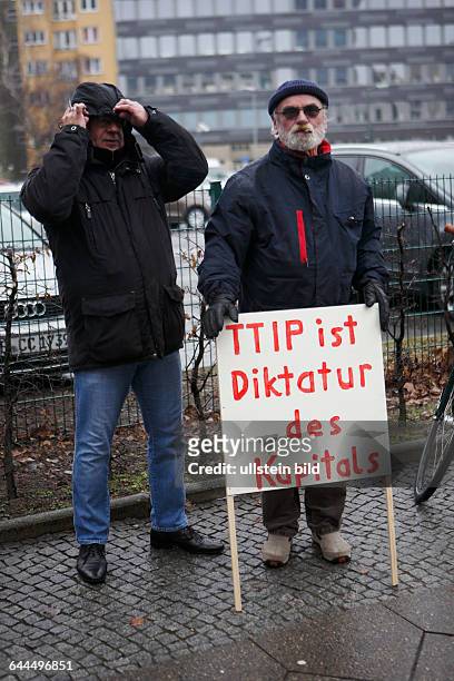 Berlin TTIP Demonstration , vor der Konferenz in der SPD Parteizentrale, -Transatlantischer Freihandel-Chancen und Risiken, mit Thomas Oppermann,MDB...