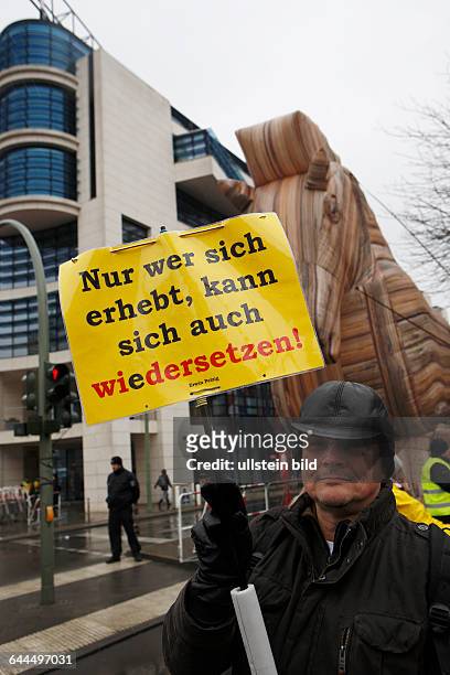 Berlin TTIP Demonstration , vor der Konferenz in der SPD Parteizentrale, -Transatlantischer Freihandel-Chancen und Risiken, mit Thomas Oppermann,MDB...