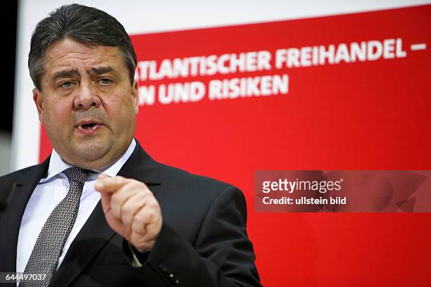 Berlin Sigmar Gabriel, MdB, SPD Vorsitzender und Bundesminister für Wirtschaft und Energie, bei der Konferenz in der SPD Parteizentrale,...