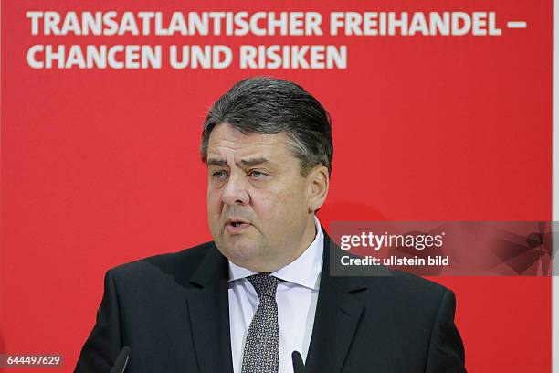 Berlin, Transatlantischer Freihandel - Chancen und Risiken. SPD-Freihandelskonferenz mit Sigmar Gabriel und Thomas Oppermann, Foto: SPD-Vorsitzende...