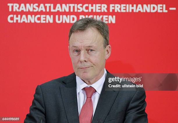 Berlin, Transatlantischer Freihandel - Chancen und Risiken. SPD-Freihandelskonferenz mit Sigmar Gabriel und Thomas Oppermann, Foto:...