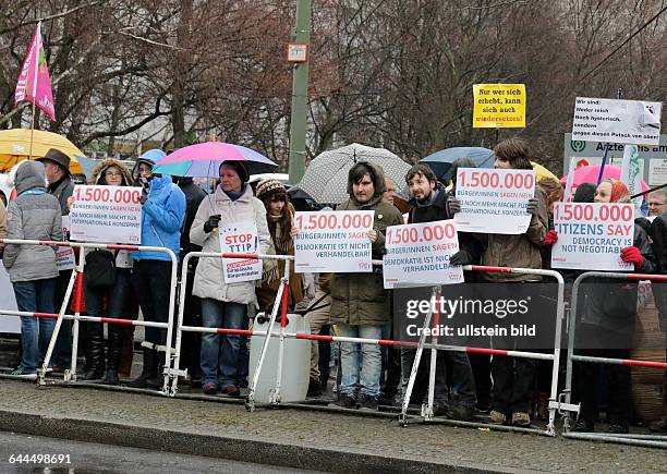 Berlin, Transatlantischer Freihandel - Chancen und Risiken. SPD-Freihandelskonferenz mit Sigmar Gabriel und Thomas Oppermann, Foto: Demonstration am...