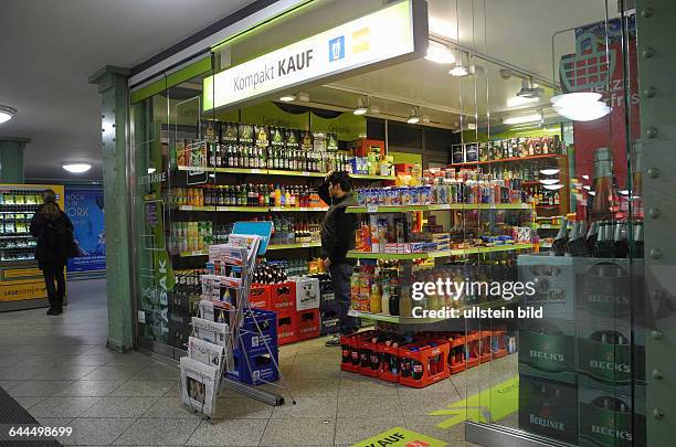 Dieser grosse Kompakt Kauf auf dem U8-Bahnsteig Alexanderplatz hat gerade neu eroeffnet, zuvor gab es hier nur ein kleines Angebot mitZeitschriften...