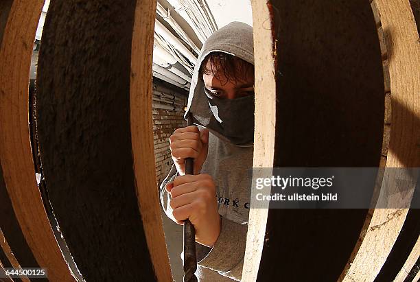 Symbolfoto Symbolbild Kellereinbruch Kellereinbrüche Einbrüche Einbruch Einbrecher Schloss knacken Vorhängeschloss einbrechen Kriminalität...