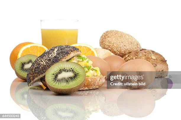 Brtchen mit Eier, Saft und Frvºchte |Bread with eggs, juice and fruits|