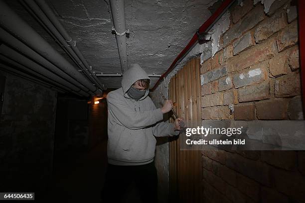 Symbolfoto Symbolbild Kellereinbruch Kellereinbrüche Einbrüche Einbruch Einbrecher Schloss knacken Vorhängeschloss einbrechen Kriminalität...