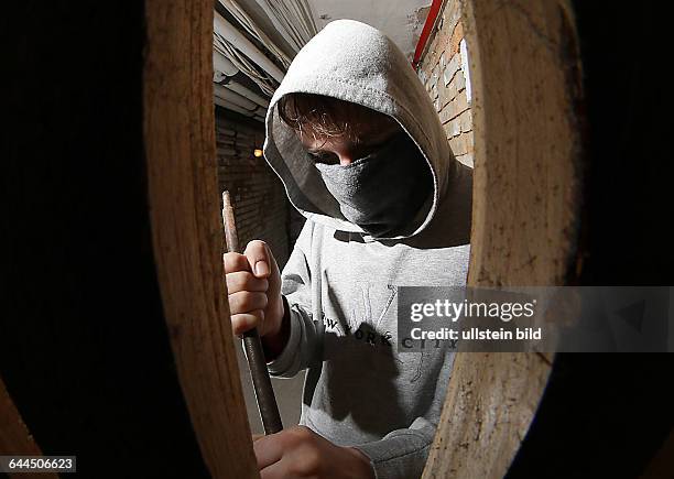 Symbolfoto Symbolbild Kellereinbruch Kellereinbrüche Einbrüche Einbruch Einbrecher Schloss knacken Vorhängeschloss einbrechen Kriminalität...