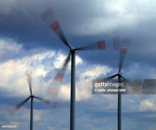 Rotorblätter eines Windrad drehen sich im Wind âÄ¨Windpark Windkraftanlage Windkraftanlagen Windrad Windräder erneuerbare Energie Windenergie...